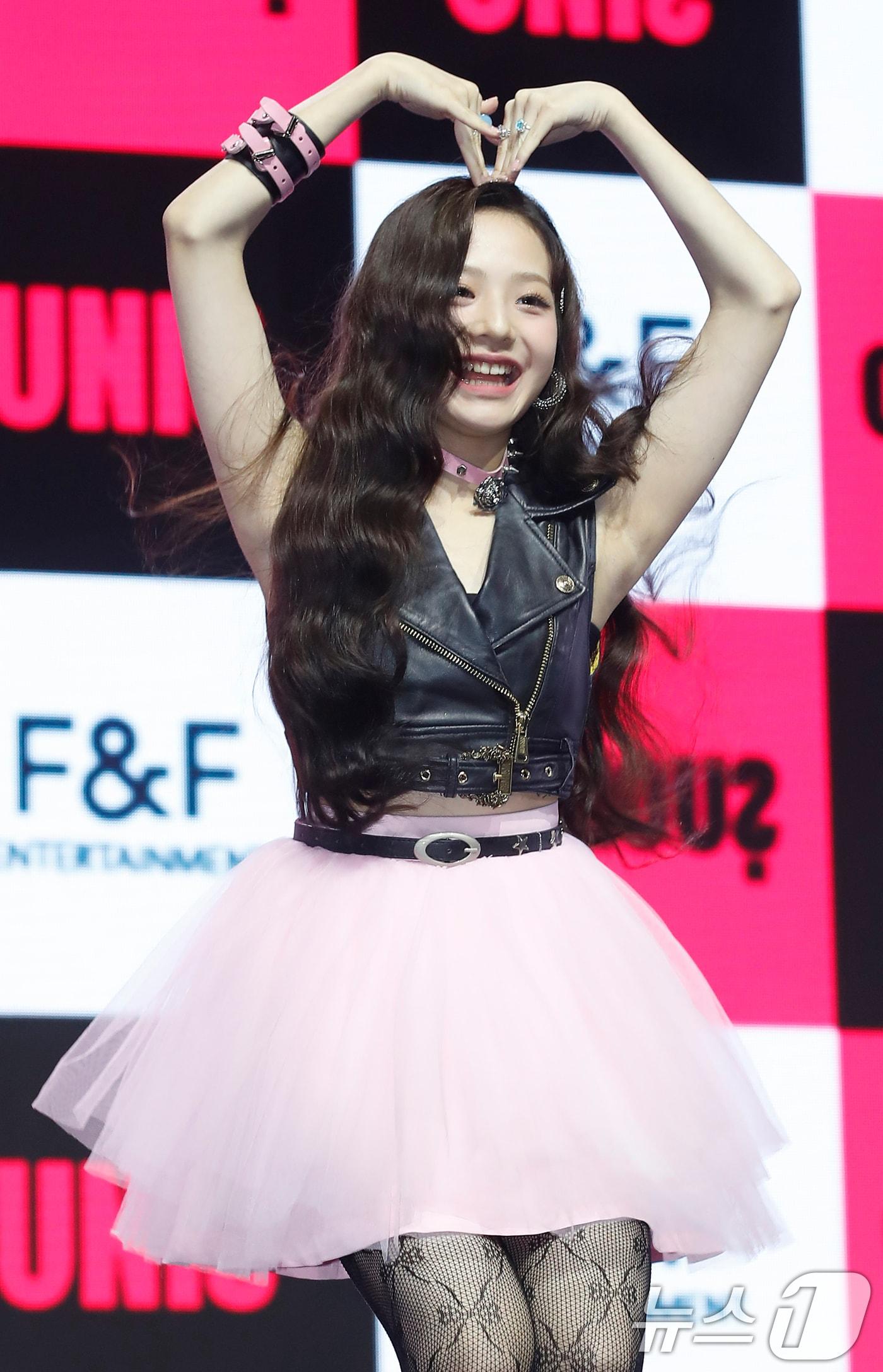 본문 이미지 - 유니스 임서원이 6일 서울 광진구 예스24라이브홀에서 가진 첫 번째 싱글앨범 ‘CURIOUS(큐리어스)’ 쇼케이스에서 포즈를 취하고 있다. 2024.8.6/뉴스1 ⓒ News1 권현진 기자