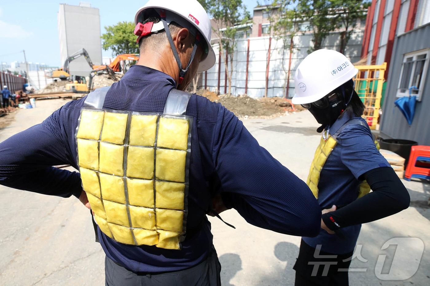 얼음 조끼 착용하는 건설현장 근로자들. (사진은 기사 내용과 무관함) / 뉴스1 ⓒ News1 최성국 기자
