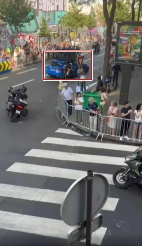 본문 이미지 - 영국 사이클 선수 헨더슨이 사이클 도로 경기 중 지원 차량과 충돌하고 있다.(레딧 캡처)