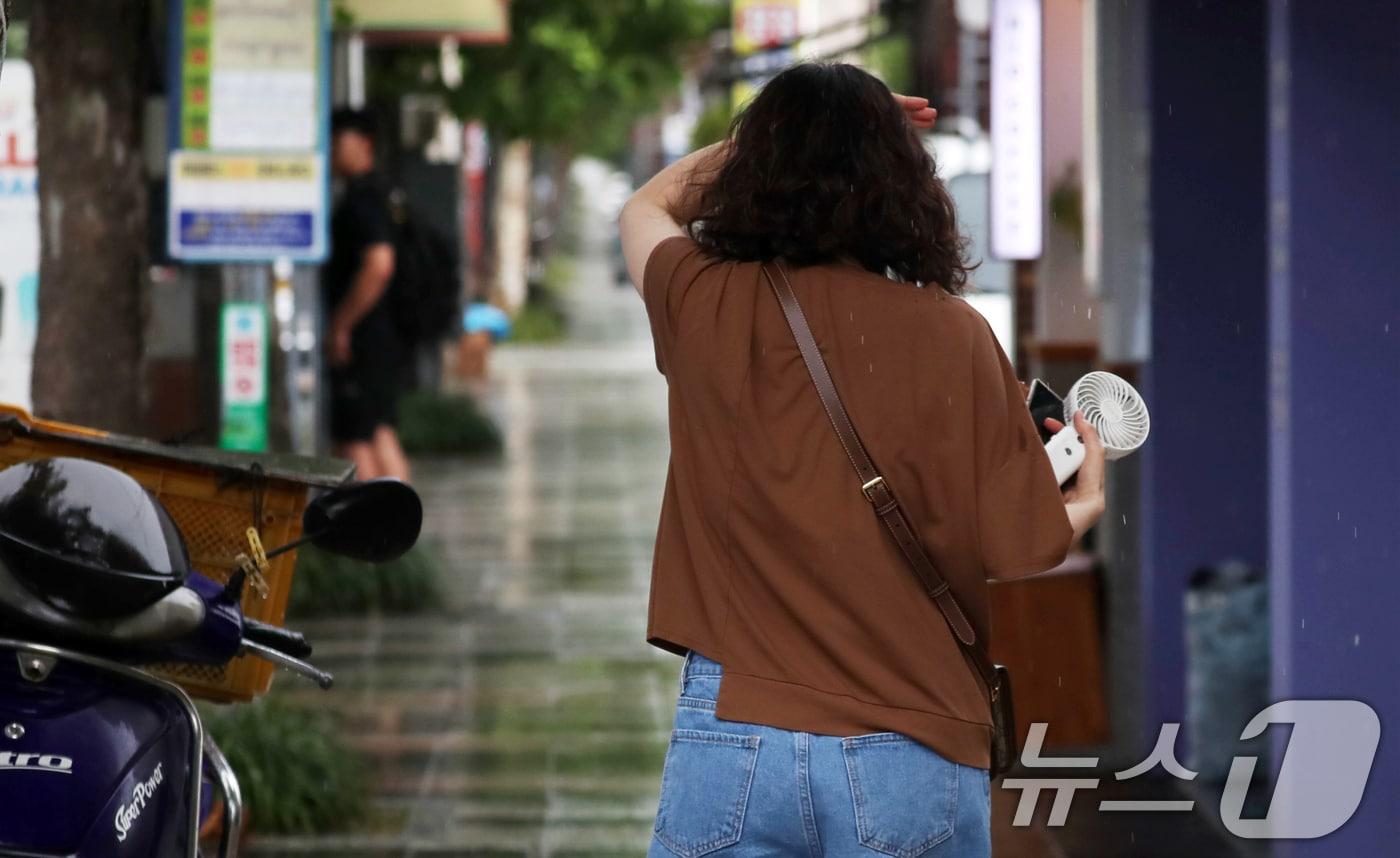 우산을 미처 준비하지 못한 시민이 손으로 비를 막고 있다..2024.8.6/뉴스1 ⓒ News1 윤일지 기자