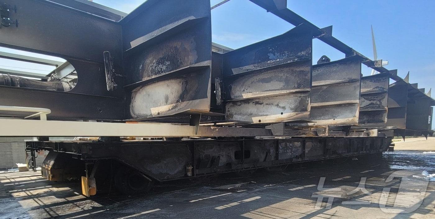 6일 오전 11시 15분께 전북자치도 군산시 비응도동 현대중공업 군산조선소에서 작업 중이던 151톤 트랜스포터에서 불이 나 1시간 55분여만에 진화됐다.(전북자치도소방본부 제공)/뉴스1