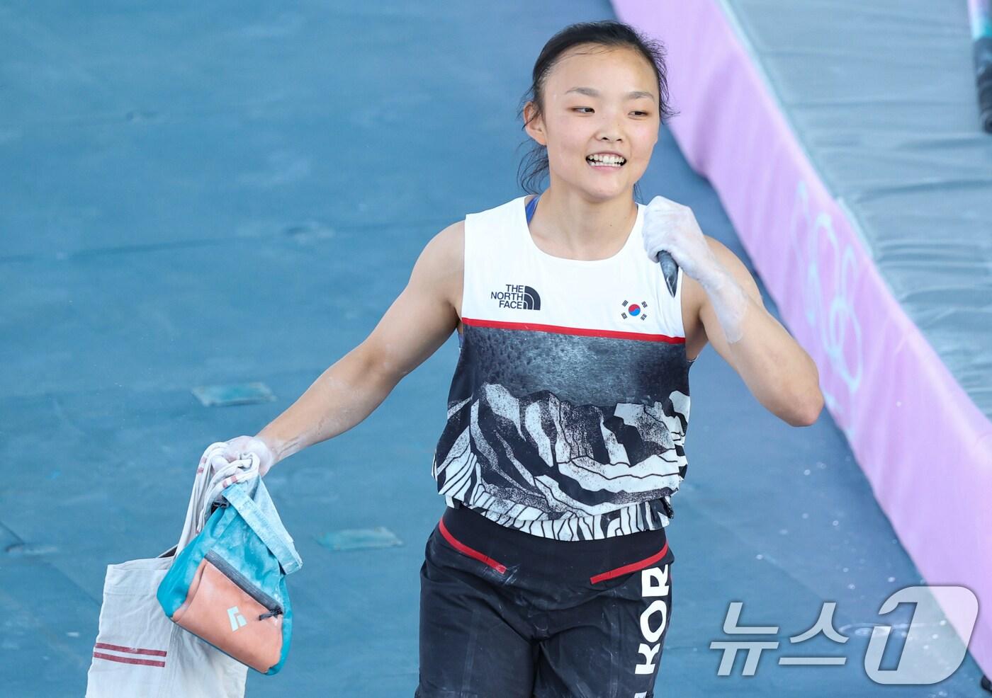 대한민국 스포츠클라이밍 대표팀 서채현이 6일(한국시간) 프랑스 르브루제 클라이밍 경기장에서 열린 2024 파리올림픽 스포츠클라이밍 여자 콤바인 볼더링 준결승에서 경기장을 나서고 있다. 2024.8.6/뉴스1 ⓒ News1 이동해 기자