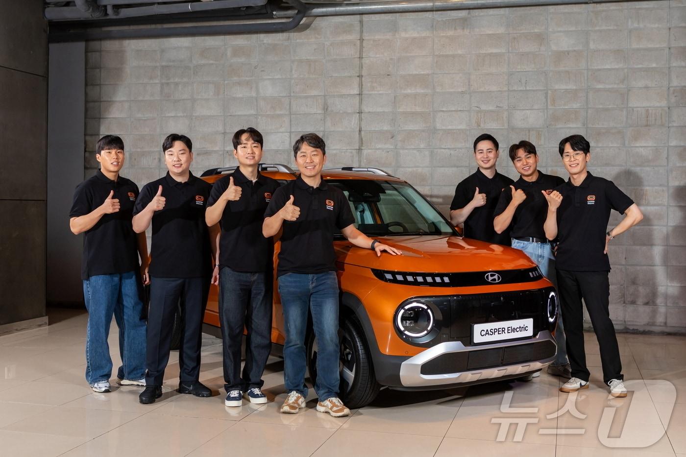 본문 이미지 - 6일 오전 서울 강남구 JBK 컨벤션홀에서 열린 캐스퍼 일렉트릭 테크 토크(TECH TALK) 캐스퍼 일렉트릭 개발을 담당한 연구원들이 기념촬영을 하고 있다. (현대차 제공) 