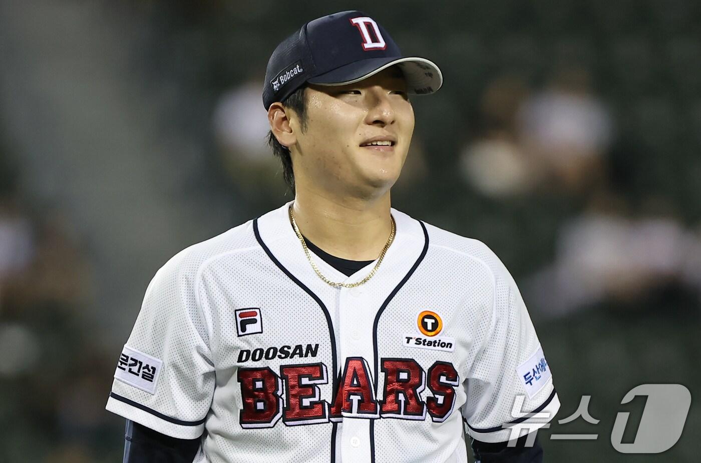 6일 오후 서울 송파구 잠실야구장에서 열린 ‘2024 신한 SOL 뱅크 KBO리그’ LG 트윈스와 두산 베어스의 경기, 4회초 2사 만루 상황에서 두산 선발투수 곽빈이 LG 홍창기를 아웃시킨 뒤 기뻐하고 있다. 2024.8.6/뉴스1 ⓒ News1 김도우 기자