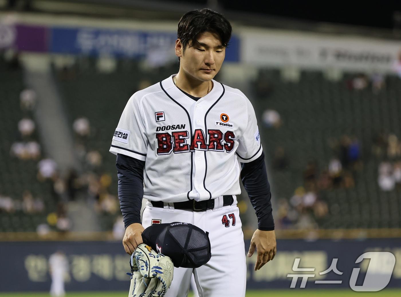 본문 이미지 - 6일 오후 서울 송파구 잠실야구장에서 열린 ‘2024 신한 SOL 뱅크 KBO리그’ LG 트윈스와 두산 베어스의 경기, 5회초 1사 1루 상황에서 두산 선발투수 곽빈이 LG 문보경에게 적시타를 허용한 뒤 교체되고 있다. 2024.8.6/뉴스1 ⓒ News1 김도우 기자