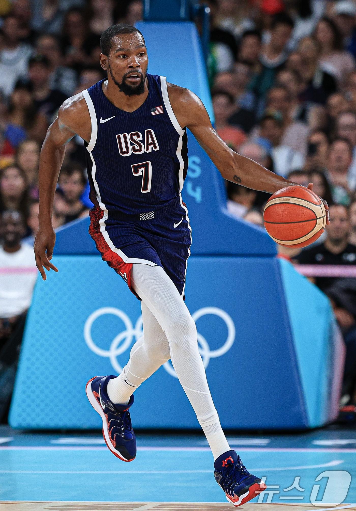본문 이미지 - 7일 오전(한국시간) 프랑스 파리 베르시 아레나에서 펼쳐진 2024 파리올림픽 남자 농구 8강 미국과 브라질의 경기에서 미국 케빈 듀란트가 드리블을 하고 있다. 2024.8.7/뉴스1 ⓒ News1 박정호 기자