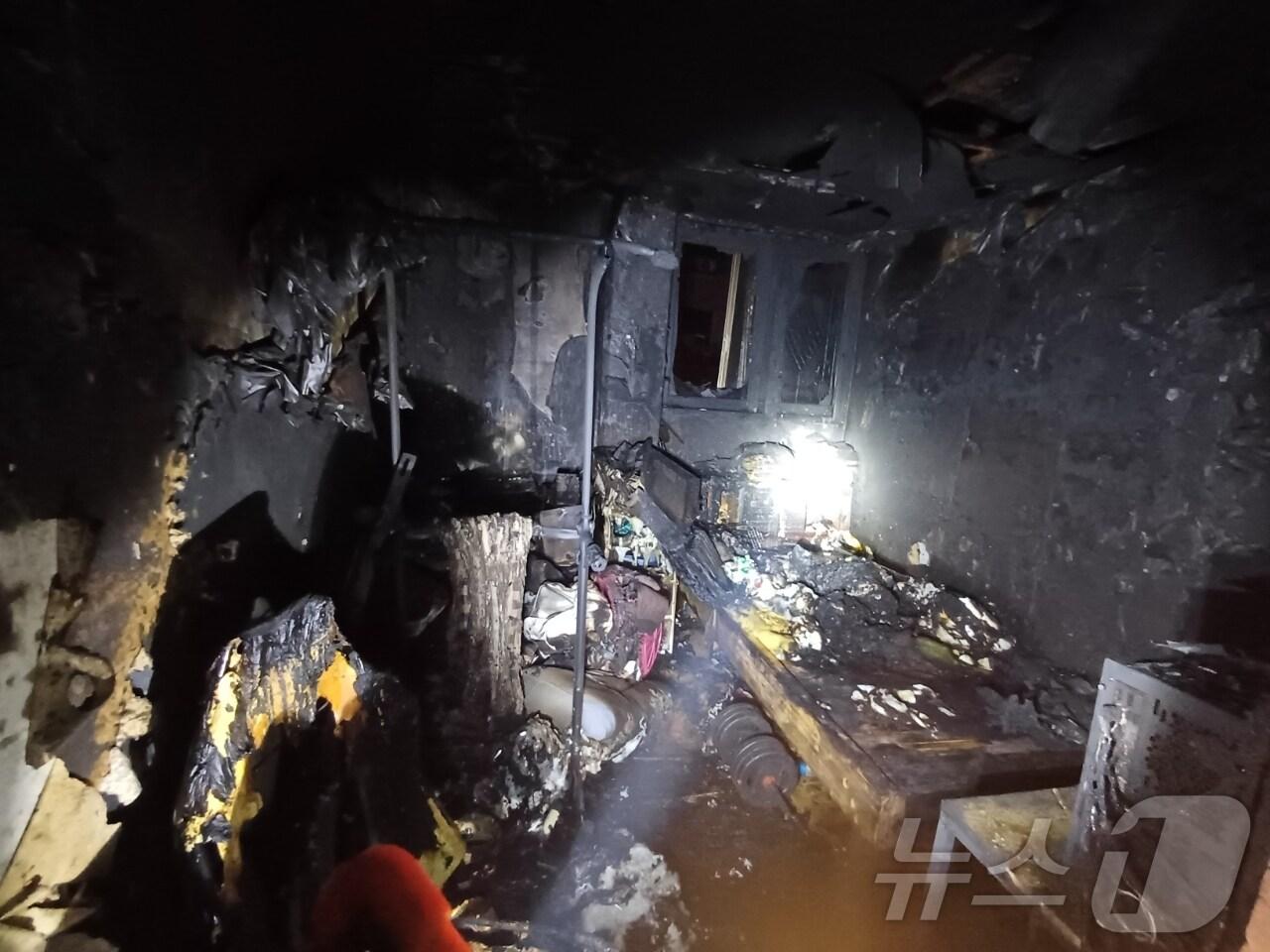 본문 이미지 - 충남 서천군 서천읍 군사리의 한 주상복합건물에서 불이 나 2명이 숨졌다. (서천소방서 제공) /뉴스1