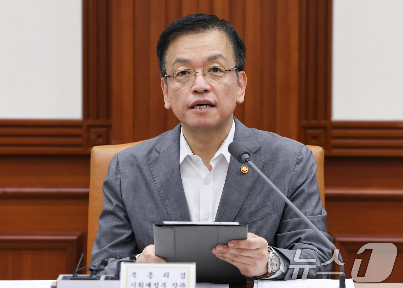 본문 이미지 - 최상목 경제부총리 겸 기획재정부 장관이 7일 서울 종로구 정부서울청사에서 열린 경제관계장관회의에서 모두발언을 하고 있다. 2024.8.7/뉴스1 ⓒ News1 허경 기자