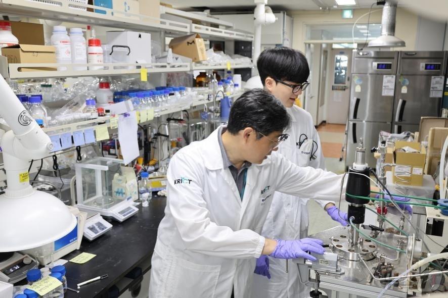 본문 이미지 - UST-KRICT 스쿨 손은호 교수(왼쪽)가 임민성 UST 인턴 학생에게 연구 지도를 하고 있다.(UST 제공)/뉴스1
