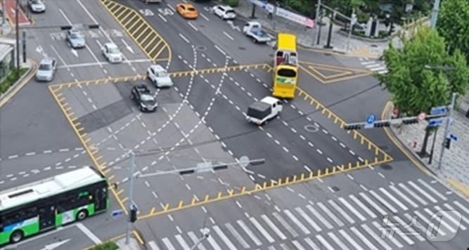 본문 이미지 - 서울 종로구 경복궁역 교차로에 '황색 정차금지지대'가 설치된 모습. (서울경찰청 제공)