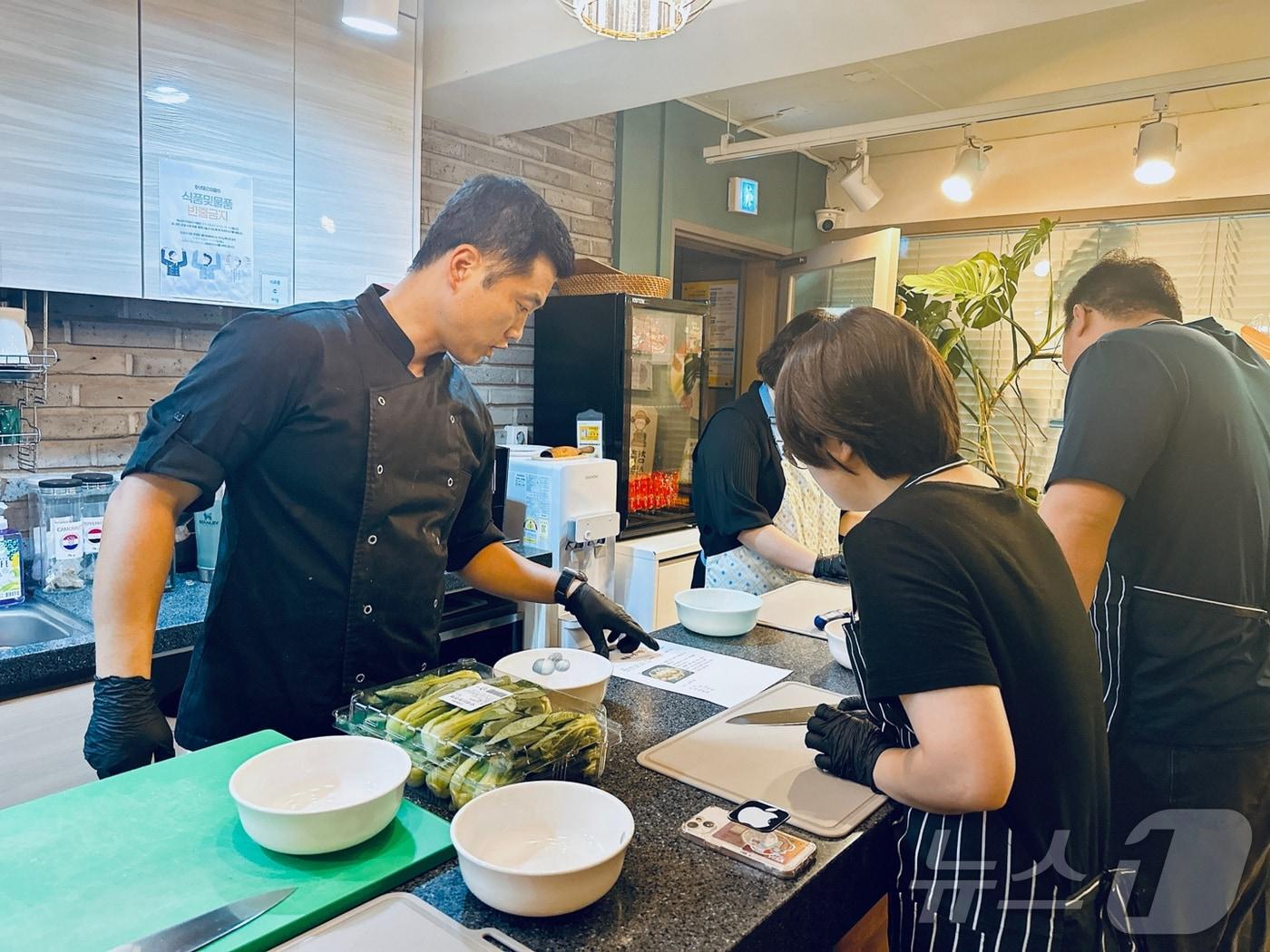 본문 이미지 - 관악구 청년 1인가구 소셜다이닝 수업 현장.(관악구청 제공)