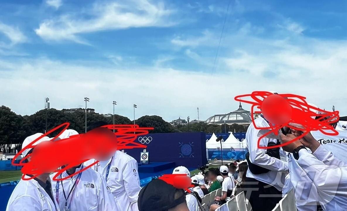 본문 이미지 - '○○체육회'라고 적힌 이름표를 목에 건 중년 남성들이 2024 파리 올림픽 양궁 남자 개인전 경기에서 민폐 행동을 이어갔다는 주장이 제기됐다. (온라인 커뮤니티)