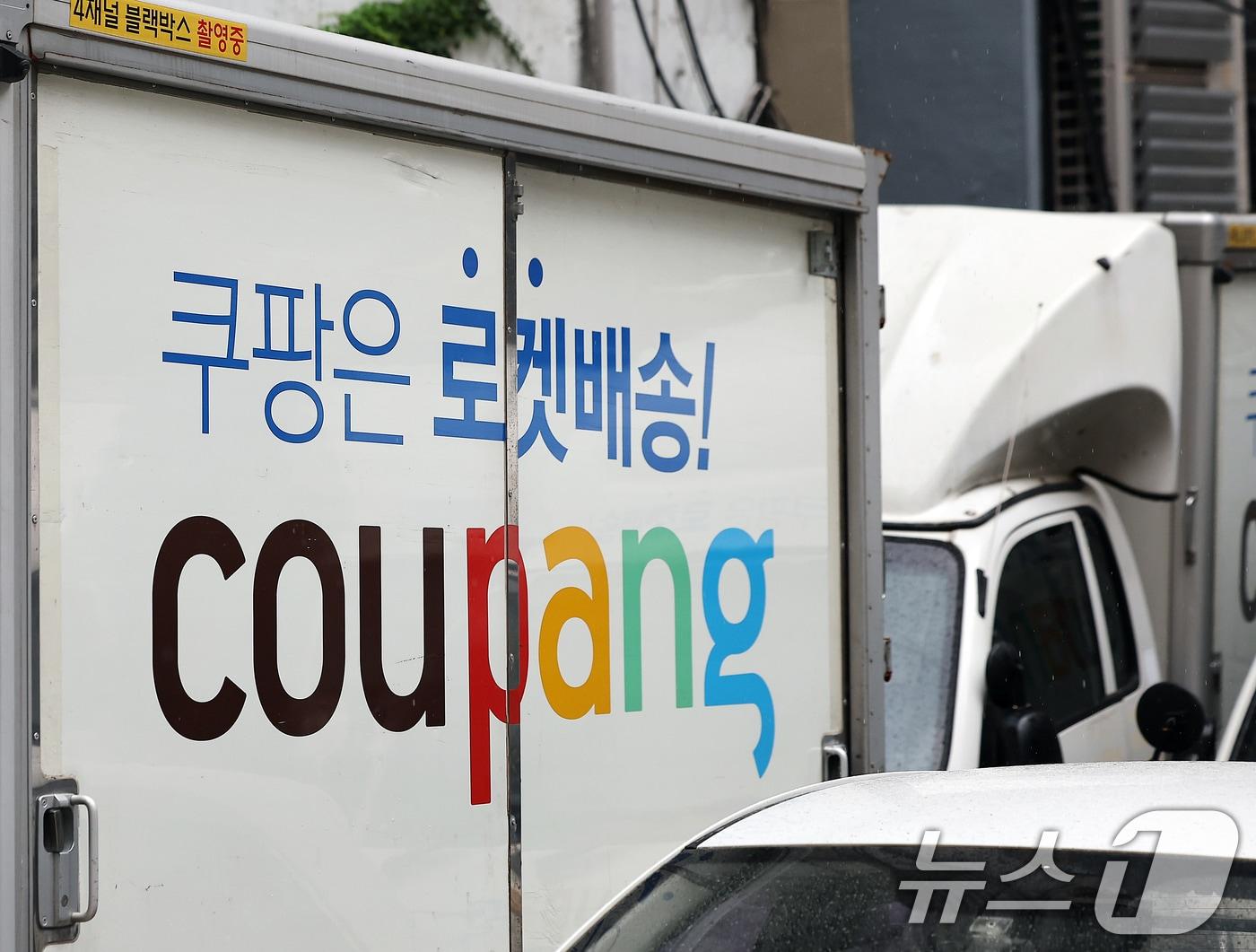 본문 이미지 - 서울 중구의 한 주차장에 주차돼 있는 쿠팡 배달 차량. 2024.8.7/뉴스1 ⓒ News1 김진환 기자