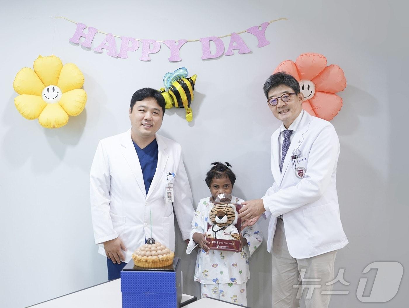 본문 이미지 - 정재호 고려대안암병원 성형외과 교수, 시나, 한승범 고려대안암병원 병원장(왼쪽부터)/고대의료원 제공