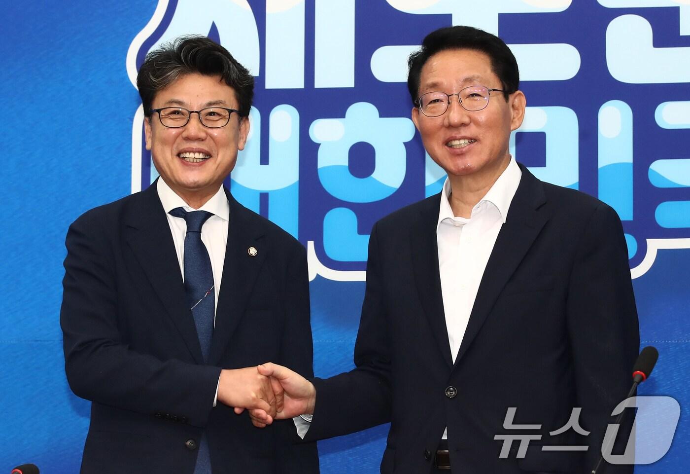 본문 이미지 - 김상훈 국민의힘 정책위의장(오른쪽)과 진성준 더불어민주당 정책위의장이 7일 오전 서울 여의도 국회에서 만나 악수하고 있다. 2024.8.7/뉴스1 ⓒ News1 이광호 기자
