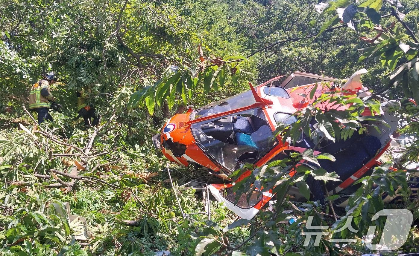 본문 이미지 - 7일 오전 경남 하동군 고전면 고하리 산 일원에서 산림청 항공방제 헬기가 추락한 가운데 소방당국이 현장을 수습하고 있다. 이 사고로 헬기 운용사 40대 남성이 가슴에 타박상을 입고 병원으로 이송됐다. (경남소방본부 제공) 2024.8.7/뉴스1 ⓒ News1 윤일지 기자