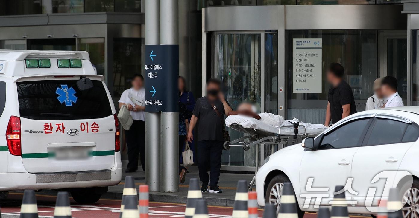  7일 서울의 한 대학병원에서 환자가 이송되고 있다. 2024.8.7/뉴스1 ⓒ News1 이승배 기자