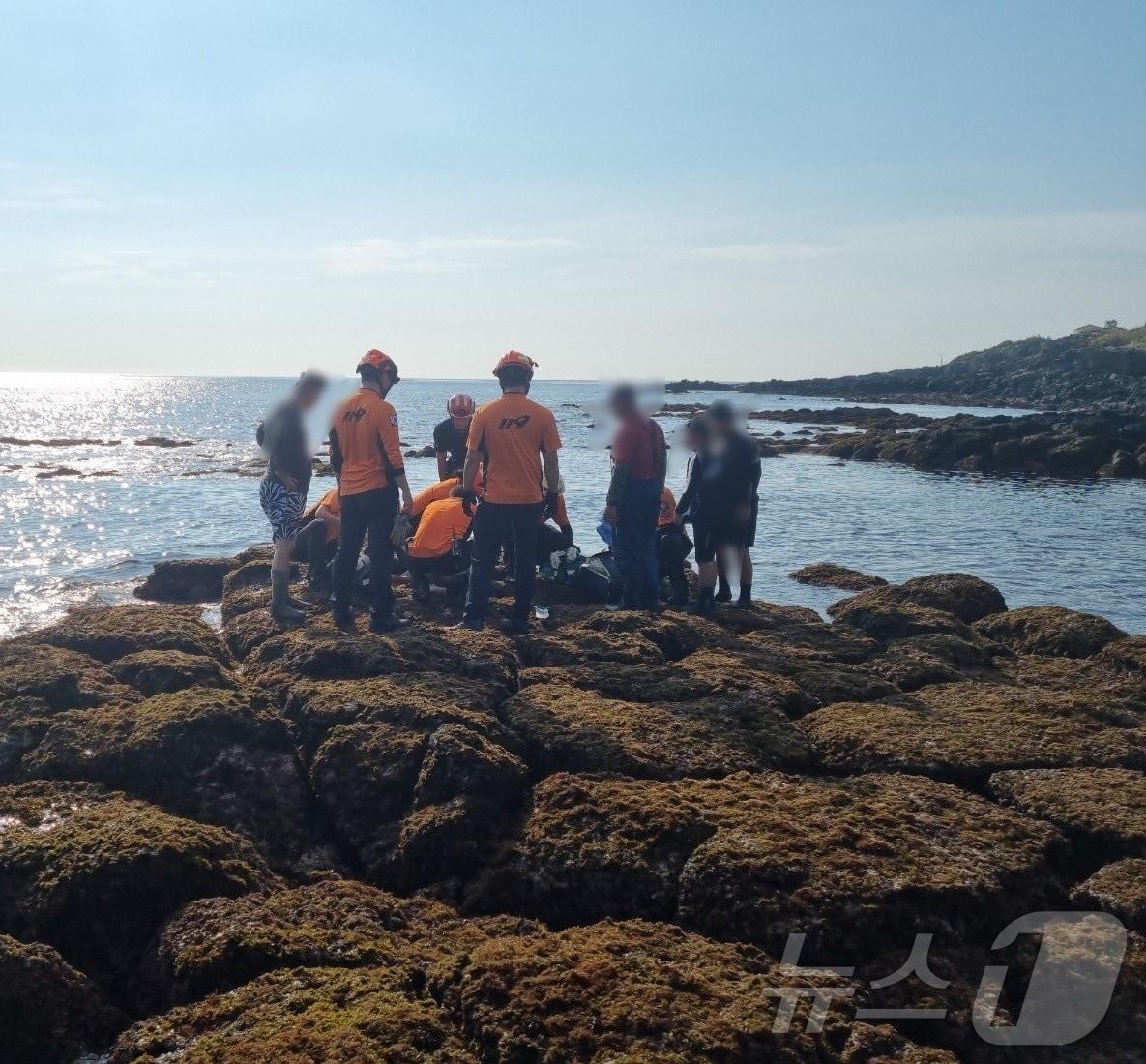 본문 이미지 - 지난 6일 오후 4시58분 쯤 제주 서귀포시 대정읍 신도리 해안가에서 60대 여성 A씨가 바다에 빠져 구조됐다.(제주소방안전본부 제공)