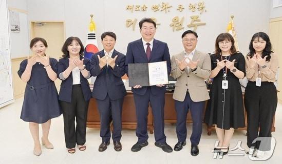 본문 이미지 - 강원 원주시가 최근 한국매니페스토실천본부 주관 ‘민선8기 전국기초단체장 공약관련 평가’에서 최우수상을 받은 가운데, 원강수 원주시장을 비롯한 시 관계자들이 시장 집무실에서 기념사진을 촬영하고 있다. (원주시 제공) 2024.8.7/뉴스1