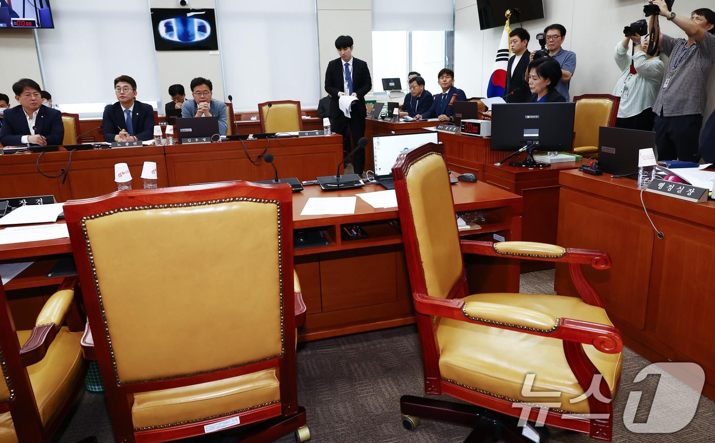 본문 이미지 - 최민희 과학기술정보방송통신위원장이 7일 오전 서울 여의도 국회에서 열린 과학기술정보방송통신위원회 전체회의에서 2차 청문회 증인 출석요구의 건 등을 의결하고 있다. 이날 과방위는 방송통신위원회의 공영방송 이사 선임 과정의 문제와 관련해 오는 14일 2차, 21일 3차 청문회를 열기로 의결했다. 2024.8.7/뉴스1 ⓒ News1 김민지 기자