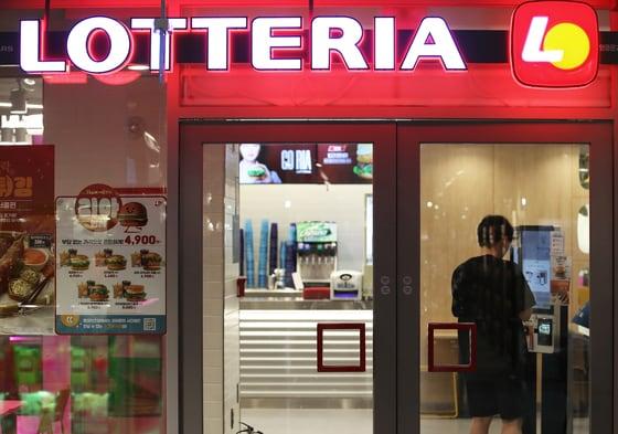 본문 이미지 - 서울 종로의 한 롯데리아 매장 모습. 2024.8.7/뉴스1 ⓒ News1 오대일 기자