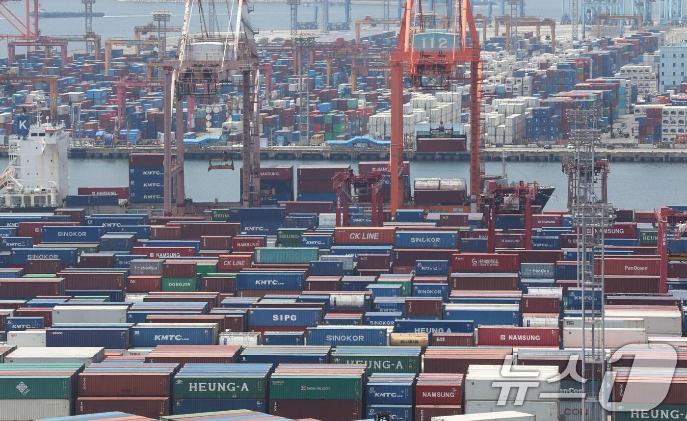 8월7일 부산항 신선대부두와 감만부두 야적장에 컨테이너가 가득 쌓여 있다. 2024.8.7/뉴스1 ⓒ News1 윤일지 기자