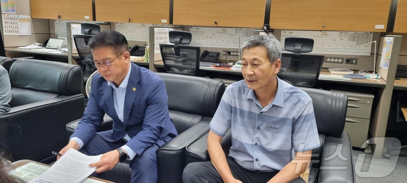 7일 박정규(오른쪽)최형열 전북자치도의원이 기자실에서 정부가 일본 사도광산 세계유산에 협조했다며 간담회를 갖고 있다.2024.8.7/뉴스1