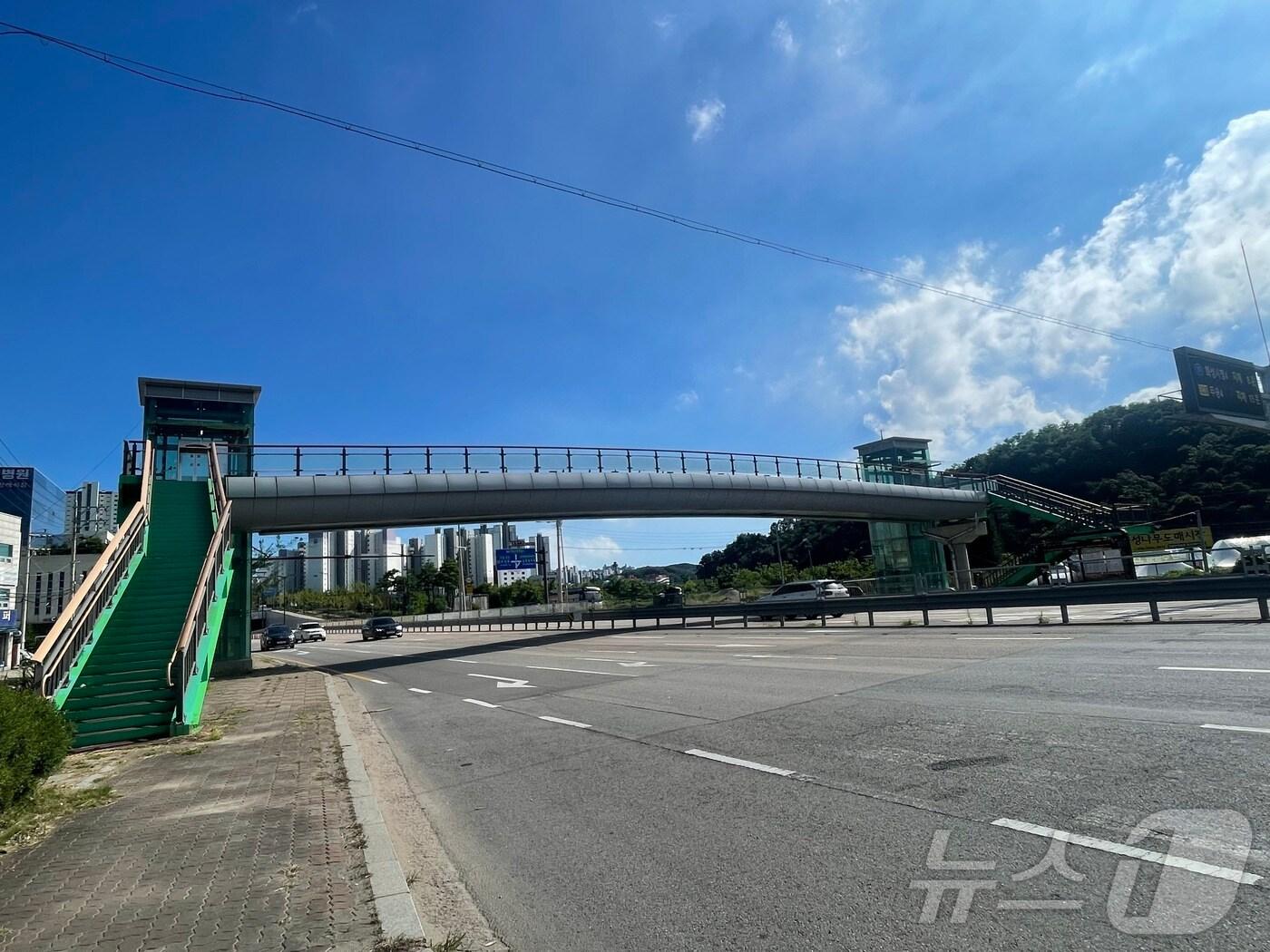 본문 이미지 - 화성 북양리 보도육교 자료사진.(경기도 제공)