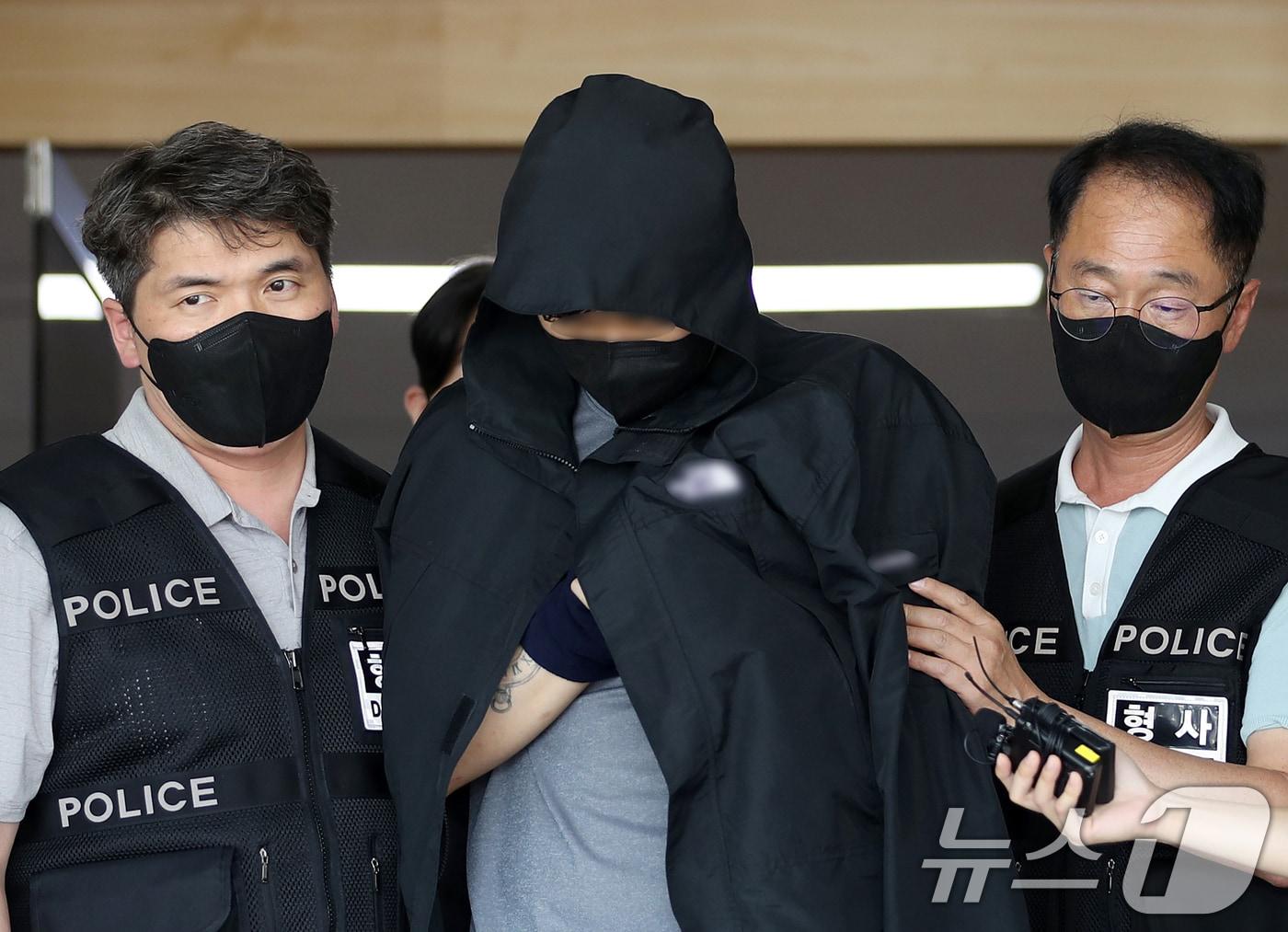 본문 이미지 - 70대 아버지를 살해한 혐의로 체포된 20대 남성 A씨가 7일 오후 서울 동부지법에서 예정된 구속 전 피의자심문(영장실질심사)을 받기 위해 성동경찰서를 나서고 있다. 2024.8.7/뉴스1 ⓒ News1 오대일 기자