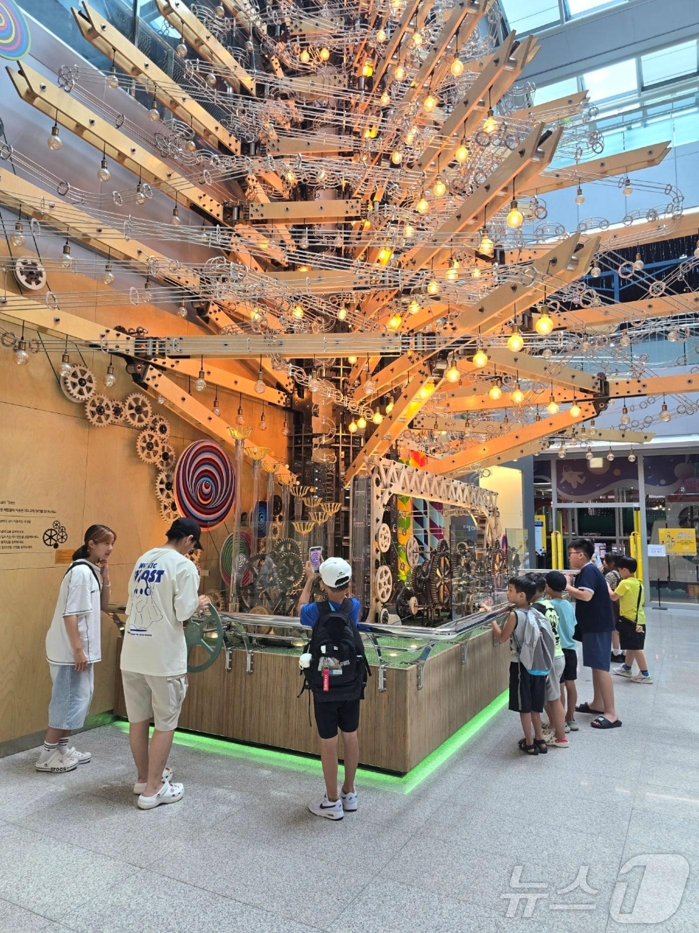 본문 이미지 - 충북도교육청 국제교육원은 7일 자연과학교육원과 연계해 이주 배경 학생 40명을 대상으로 다문화 학생 진로교육 프로그램을 진행했다.(충북교육청 제공)/뉴스1