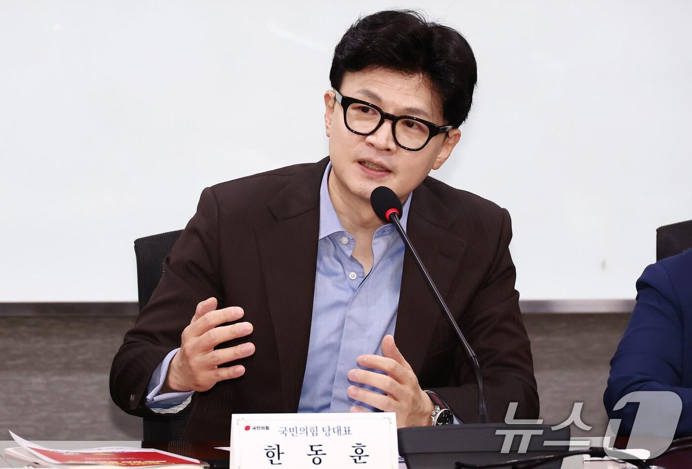 본문 이미지 - 한동훈 국민의힘 대표가 7일 오후 서울 여의도 국회 의원회관에서 열린 노동약자 지원과 보호를 위한 제도개선 토론회에서 축사하고 있다. 2024.8.7/뉴스1 ⓒ News1 김민지 기자