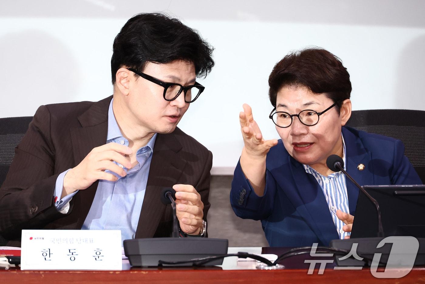 본문 이미지 - 2024년 8월 7일 당시 한동훈 국민의힘 대표와 임이자 의원이 서울 여의도 국회 의원회관에서 열린 노동약자 지원과 보호를 위한 제도개선 토론회에서 대화하고 있는 모습. 2024.8.7 ⓒ 뉴스1 김민지 기자
