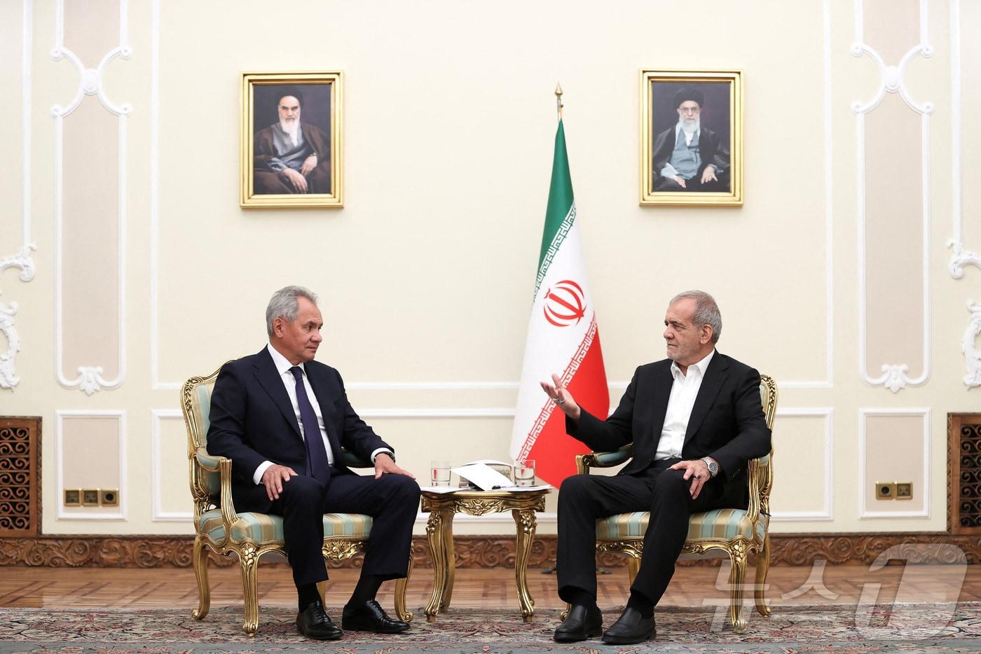 세르게이 쇼이구 러시아 국가안보회의 서기가 5일(현지시간) 이란 수도 테헤란에서 마수드 페제시키안 이란 대통령과 회담하고 있다. 2024.08. ⓒ 로이터=뉴스1 ⓒ News1 김성식 기자