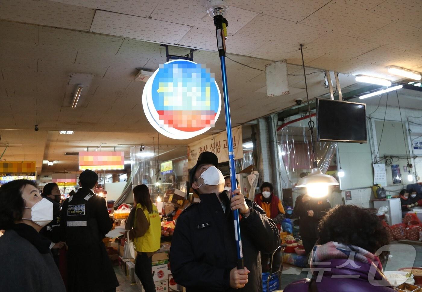 대구소방안전본부는 다가오는 추석 명절을 대비해 7일부터 다음 달 5일까지 전통시장 150곳과 도매시장 3곳을 대상으로 화재안전조사를 실시한다. 사진은 화재안전조사를 진행하는 모습. (대구소방안전본부 제공)/뉴스1