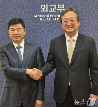 본문 이미지 - 정병원(오른쪽) 외교부 차관보, 스모우쥔 중국 간쑤성 부서기.(외교부 제공)