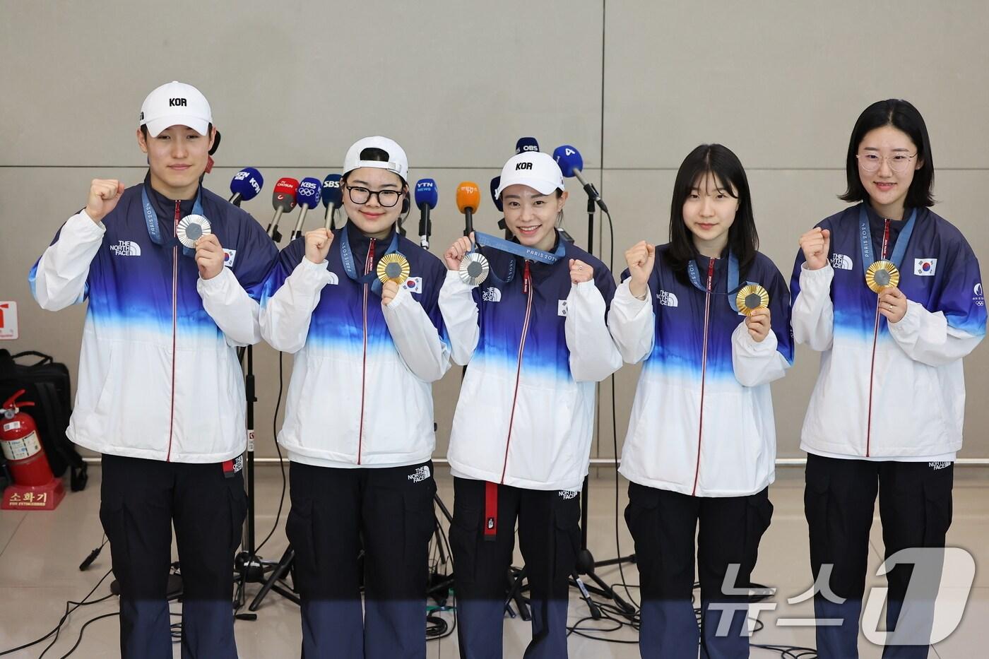 2024 파리 올림픽 사격 국가대표팀 조영재(왼쪽부터), 오예진, 김예지, 반효진, 양지인이 7일 오후 인천공항을 통해 귀국, 메달을 들고 포즈를 취하고 있다. 2024.8.7/뉴스1 ⓒ News1 김도우 기자
