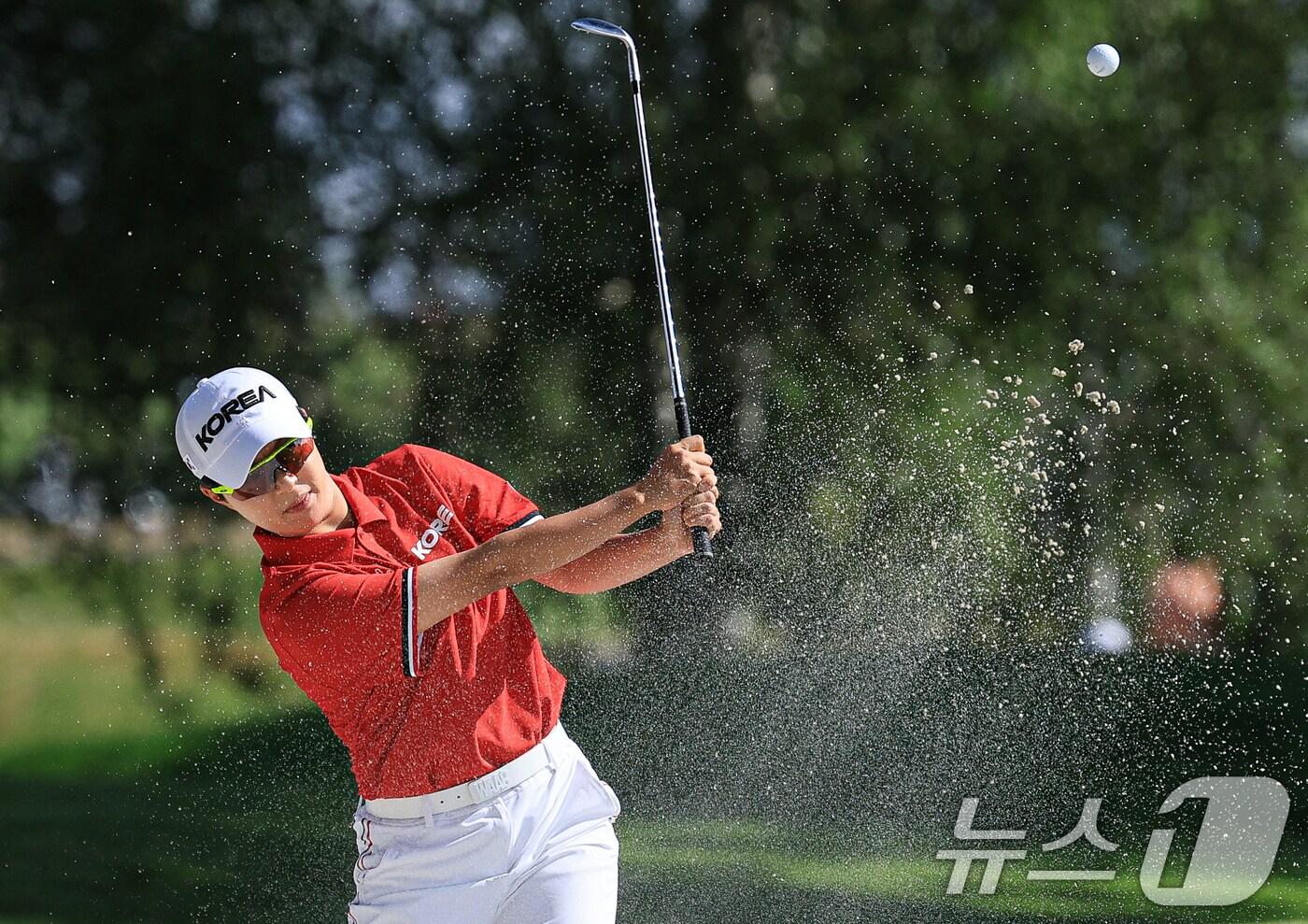 본문 이미지 - 대한민국 골프 대표팀 김효주가 7일 오후(한국시간) 프랑스 기앙쿠르에 위치한 르 골프 내셔널에서 열린 2024 파리올림픽 여자 골프 1라운드 3번홀에서 벙커샷을 시도하고 있다. 2024.8.7/뉴스1 ⓒ News1 박정호 기자