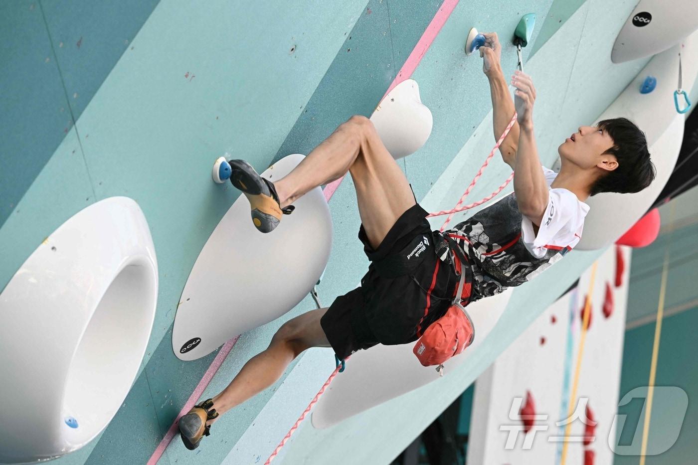 이도현이 7일(한국시간) 열린 2024 파리 올림픽 스포츠클라이밍 남자 콤바인(볼더링+리드) 준결선 리드 종목에서 암벽을 오르고 있다. ⓒ AFP=뉴스1