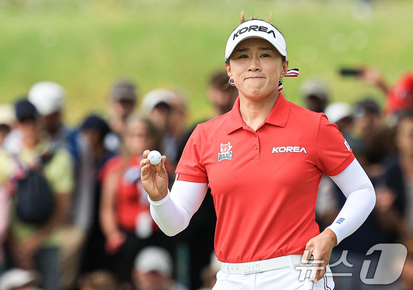 대한민국 골프 대표팀 양희영이 7일 오후(한국시간) 프랑스 기앙쿠르에 위치한 르 골프 내셔널에서 열린 2024 파리올림픽 여자 골프 1라운드 3번홀에서 홀아웃 하고 있다. 2024.8.7/뉴스1 ⓒ News1 박정호 기자