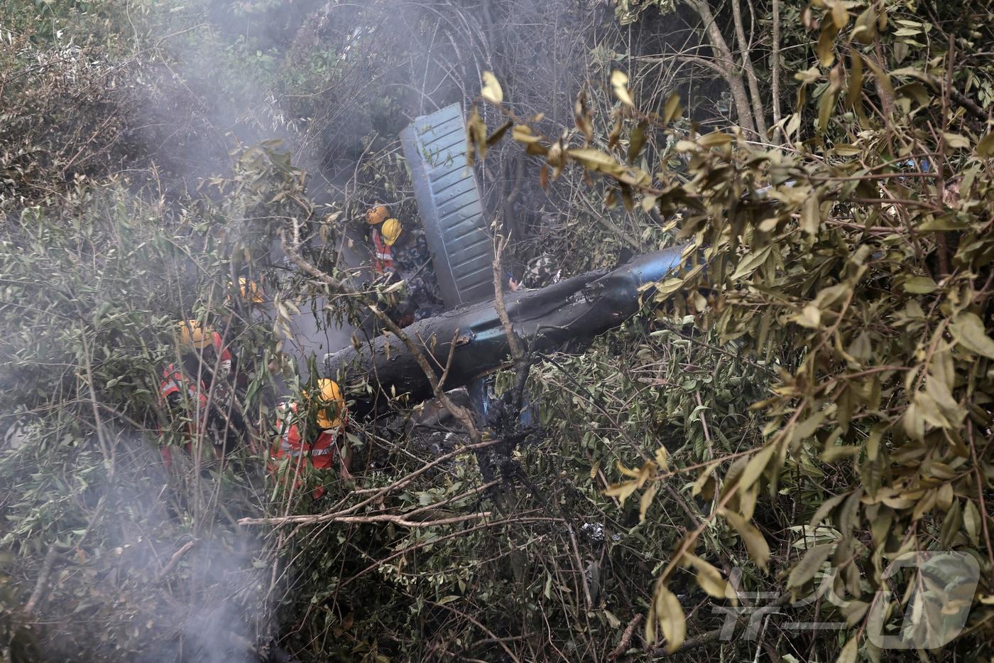본문 이미지 - 네팔 수도 카트만두 외곽의 한 숲에서 7일 헬기가 추락해 구조대가 현장을 수색 중이다. 이 사고로 네팔인 조종사 1명과 중국인 관광객 4명이 사망했다. 2024.8.7 ⓒ 로이터=뉴스1 ⓒ News1 강민경 기자