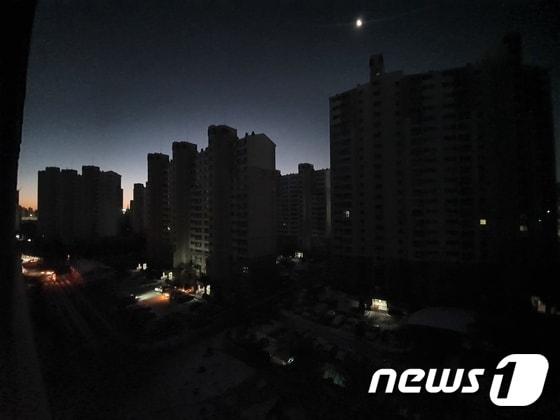 본문 이미지 - 아파트 단지 정전.(사진은 기사 내용과 무관함) / 뉴스1 ⓒ News1