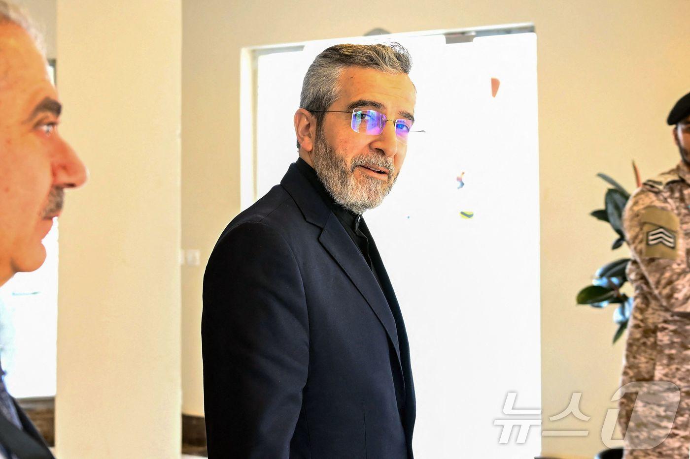 본문 이미지 - 알리 바게리 이란 외무장관 대행이 7일 사우디아라비아 제다에서 열리는 이슬람협력기구(OIC) 회의장에 들어서고 있다. 이번 OIC 회의는 이란의 요청에 긴급 소집됐다. 이란은 회의에서 57개 이슬람 회원국들에게 이스라엘 보복 공격에 대한 지지를 구할 것으로 알려졌 다. 2024.08.07 ⓒ AFP=뉴스1 ⓒ News1 강민경기자