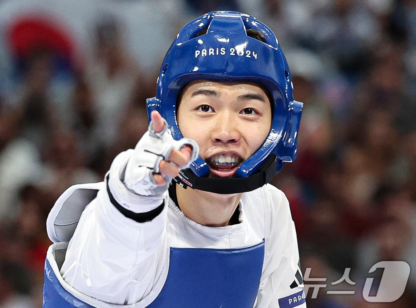 본문 이미지 - 대한민국 태권도 대표팀 박태준이 7일(한국시간) 프랑스 파리 그랑 팔레에서 열린 2024 파리올림픽 남자 58kg급 준결승 튀니지 모하메드 칼릴 젠두비와의 경기에서 승리한 후 기뻐하고 있다. 2024.8.7/뉴스1 ⓒ News1 이동해 기자