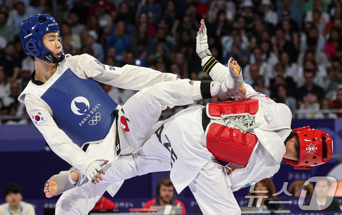 대한민국 태권도 대표팀 박태준이 8일(한국시간) 프랑스 파리 그랑 팔레에서 열린 2024 파리올림픽 남자 58kg급 결승에서 아제르바이잔의 가심 마고메도프와 맞대결을 펼치고 있다. 2024.8.8/뉴스1 ⓒ News1 이동해 기자