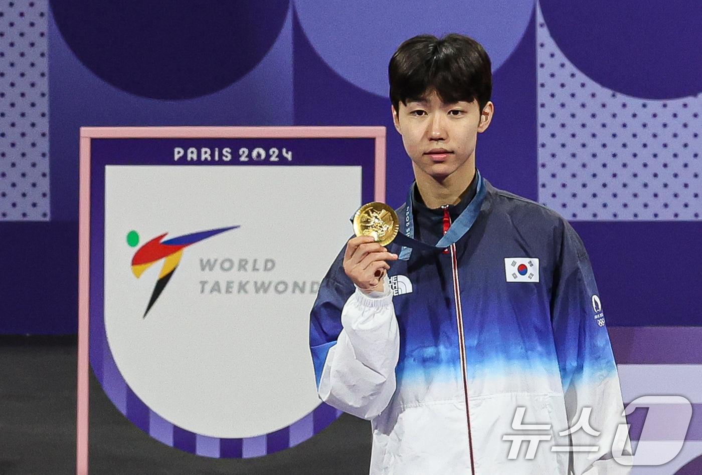 본문 이미지 - 대한민국 태권도 대표팀 박태준이 8일(한국시간) 프랑스 파리 그랑 팔레에서 열린 2024 파리올림픽 남자 58kg급 시상식에서 수여 받은 금메달을 들고 포즈를 취하고 있다. 2024.8.8/뉴스1 ⓒ News1 이동해 기자