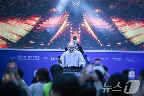 본문 이미지 - 뉴진스님 의 DJ 공연 현장(부산시청 제공)