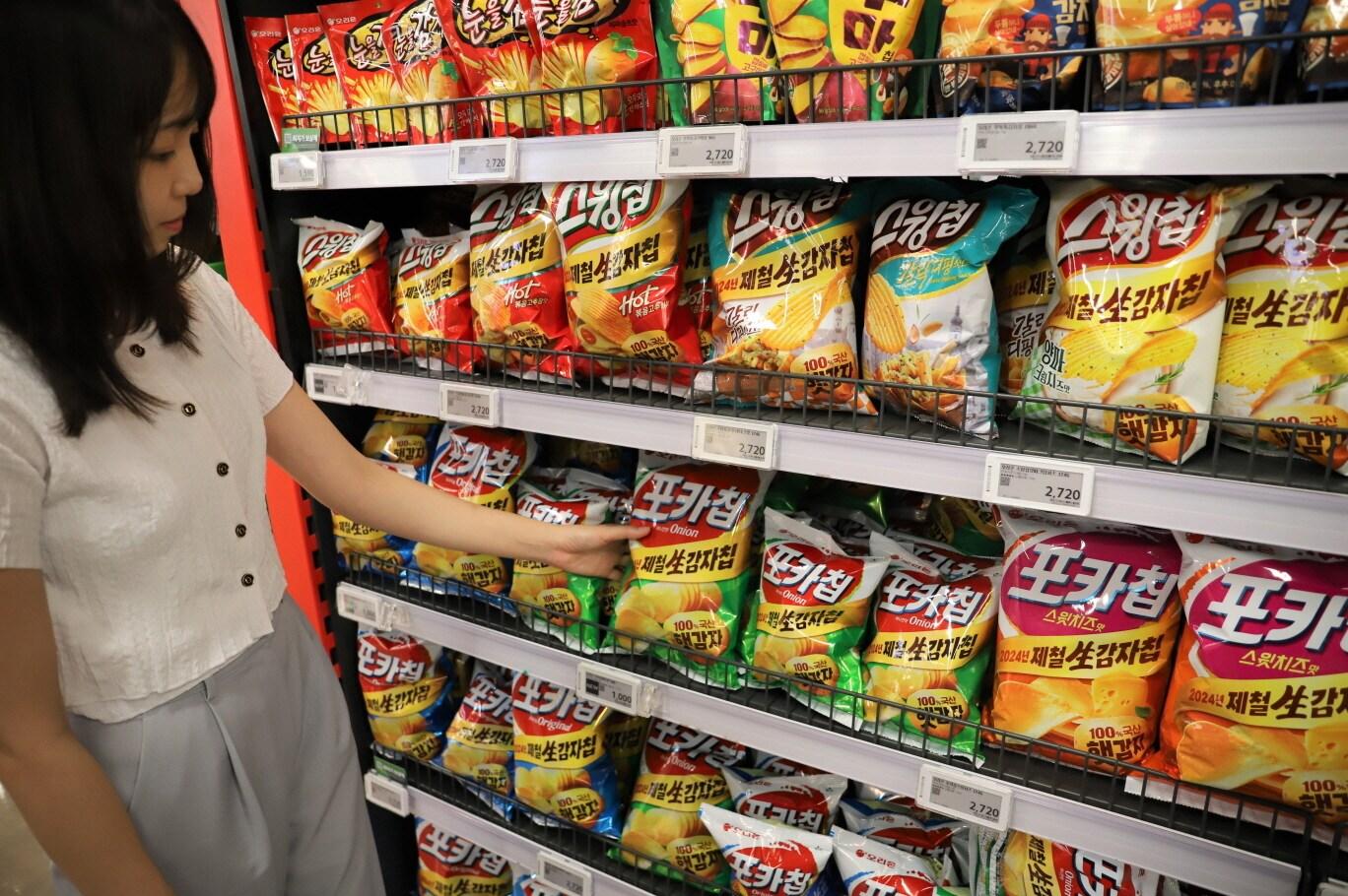 본문 이미지 - 오리온의 포카칩·스윙칩 등 생감자칩 판매량이 2015년 이후 역대 최고치를 기록했다.(오리온제공)