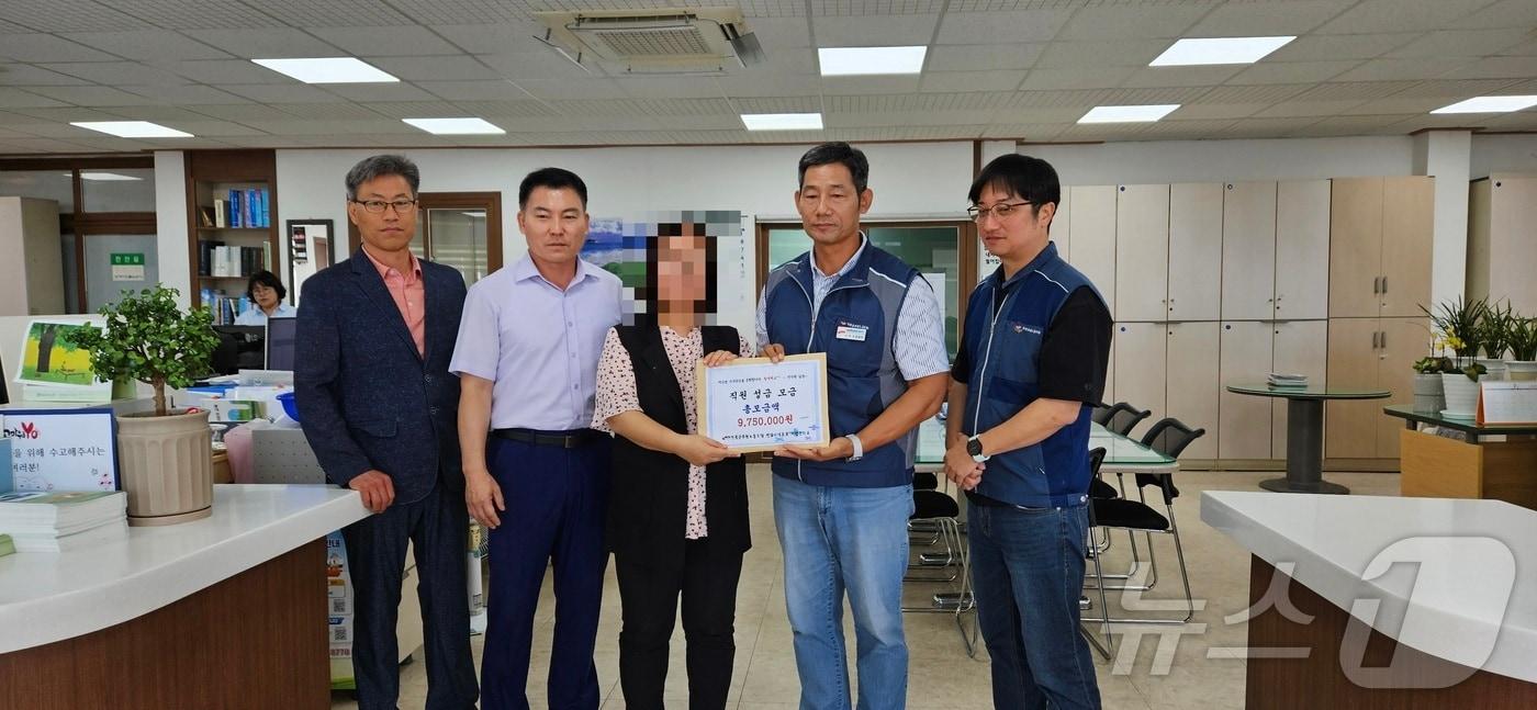 본문 이미지 - 의령군 공무원 노조가 군의원을 고소한 공무원에게 동료 직원들이 모은 성금을 전달하고 있다.(의령군 공무원 노조 제공)