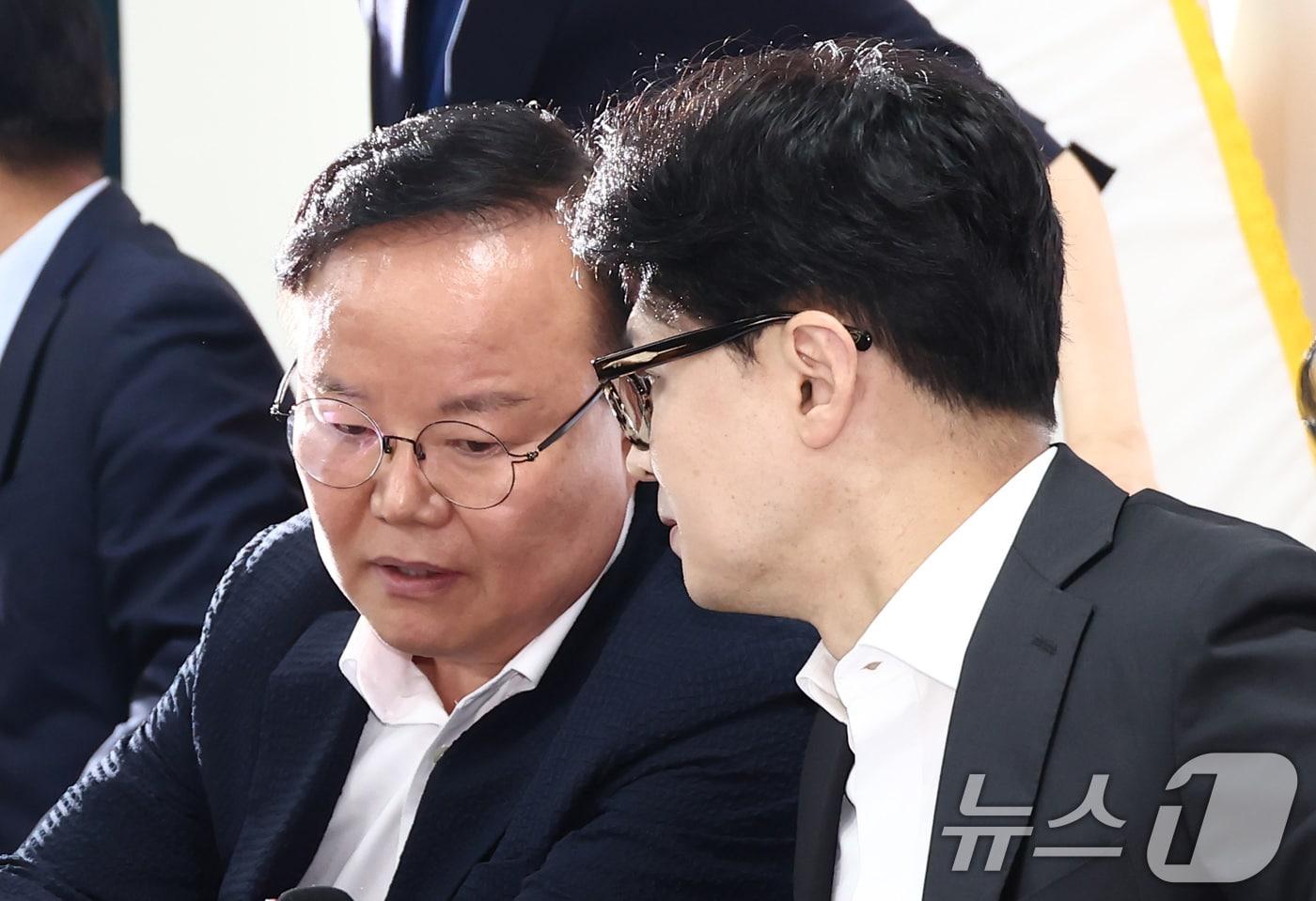 본문 이미지 - 한동훈 국민의힘 대표가 8일 오전 서울 여의도 중앙당사에서 열린 최고위원회의에서 김재원 최고위원과 대화하고 있다. 2024.8.8/뉴스1 ⓒ News1 김민지 기자