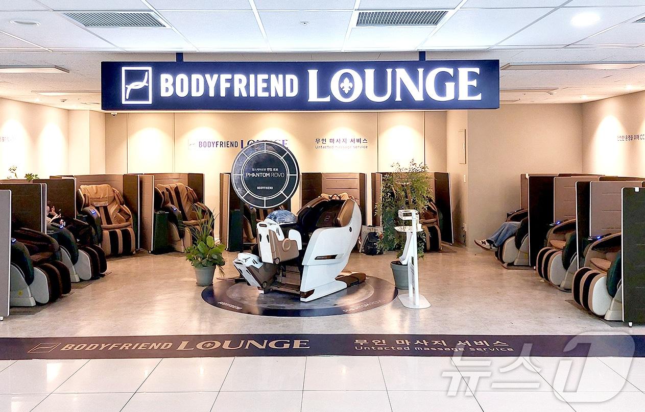 본문 이미지 - 김포국제공항에 조성한 바디프랜드 공유안마의자 라운지.(바디프랜드 제공)